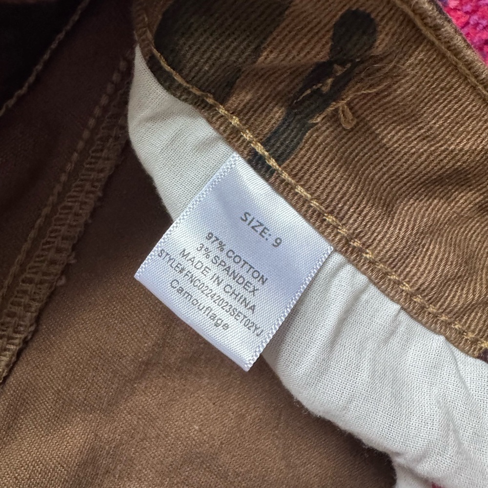 Super Cute Camo Cargo Jeans - Picture 4 of 4